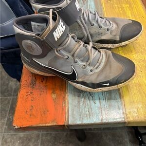 Nike Men's Black and Gray Athletic Shoes